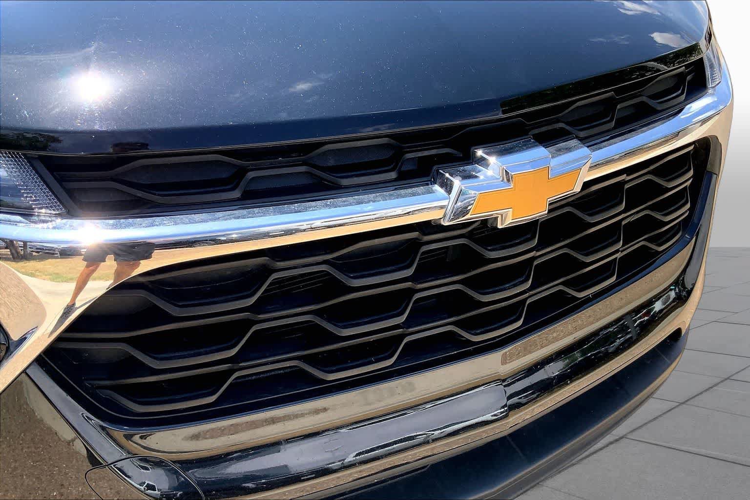 Used 2025 Chevrolet Trax LS FWD image 36