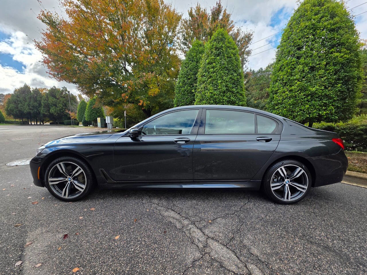 Used 2019 BMW 750i xDrive w/ Executive Package image 2