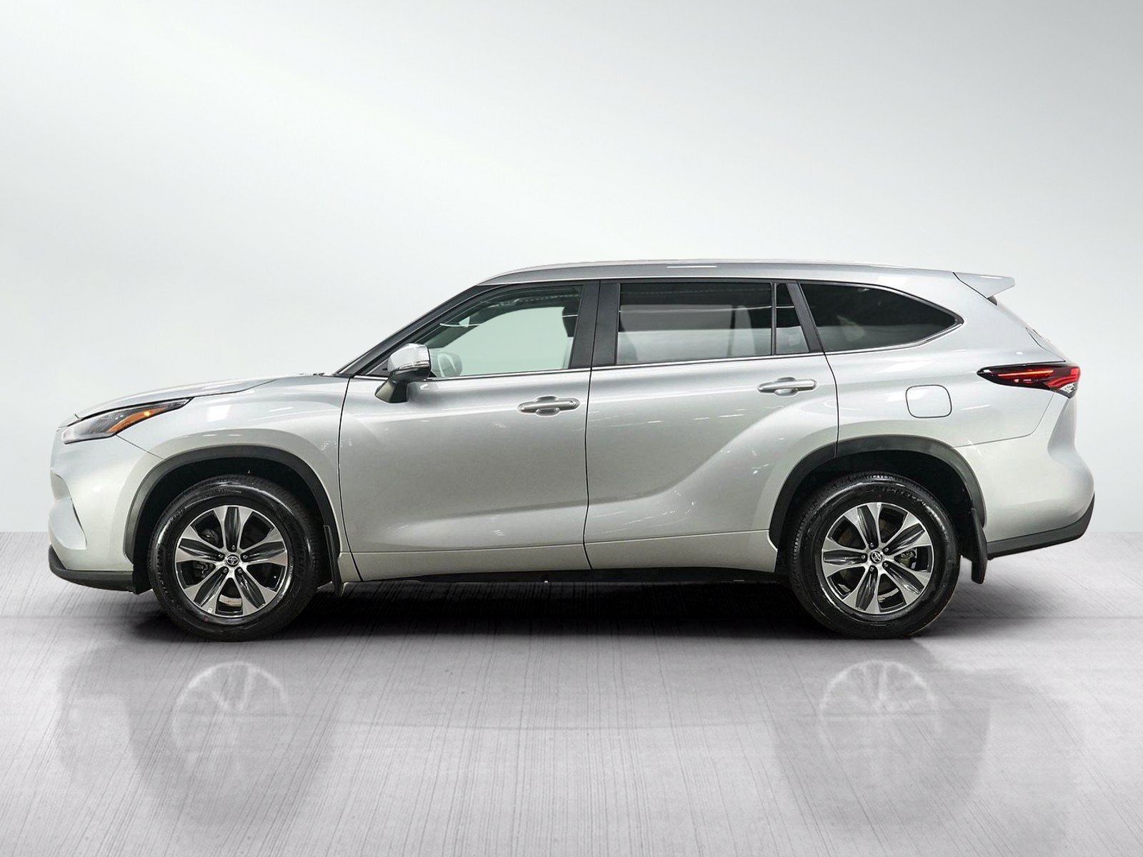 Used 2025 Toyota Highlander XLE AWD/4WD image 2
