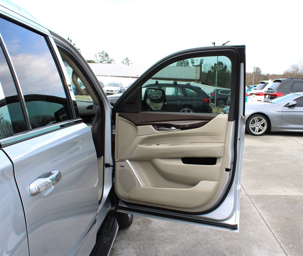 Used 2017 Cadillac Escalade ESV Luxury image 34