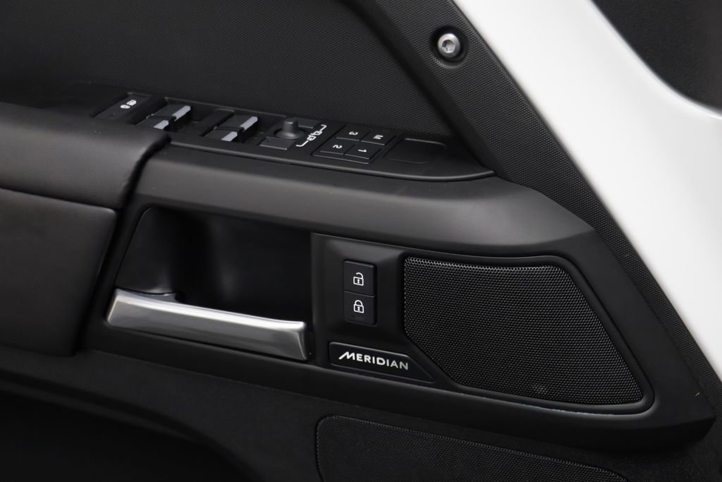 Used 2025 Land Rover Defender 110 S image 7