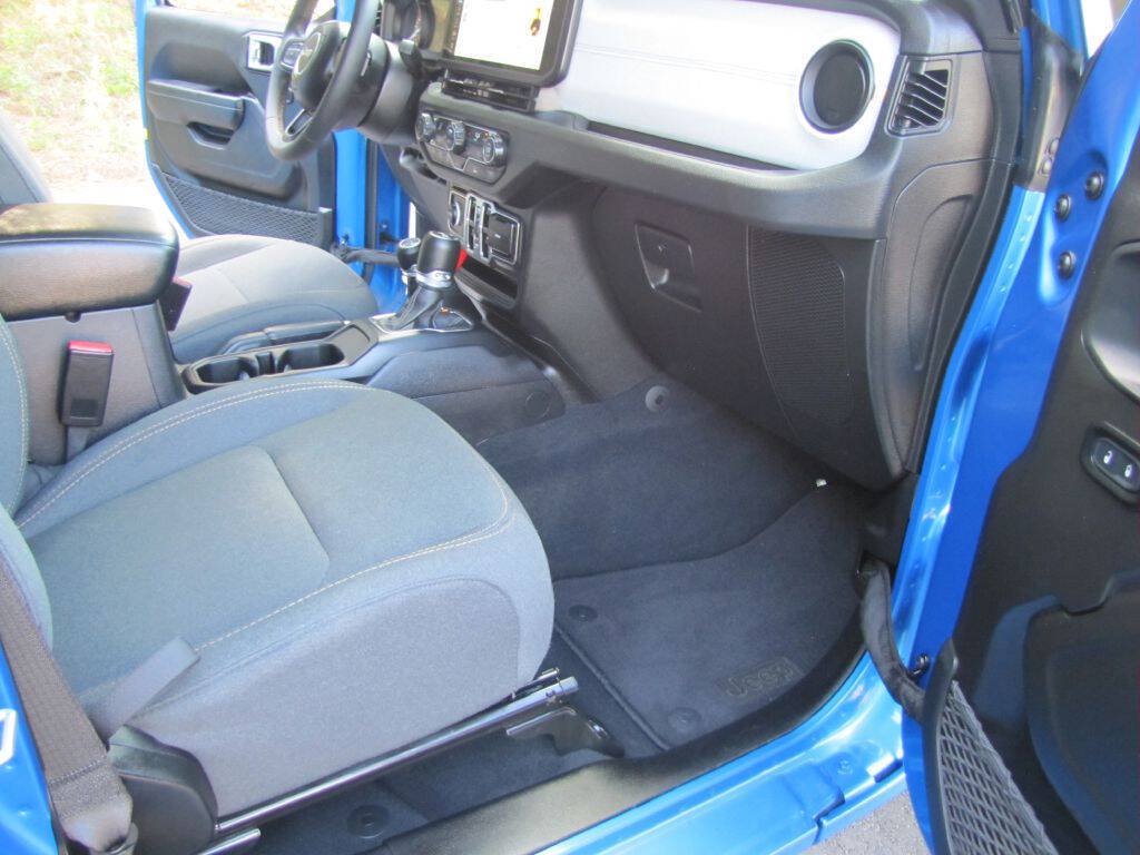 Used 2024 Jeep Wrangler Unlimited AWD/4WD image 17