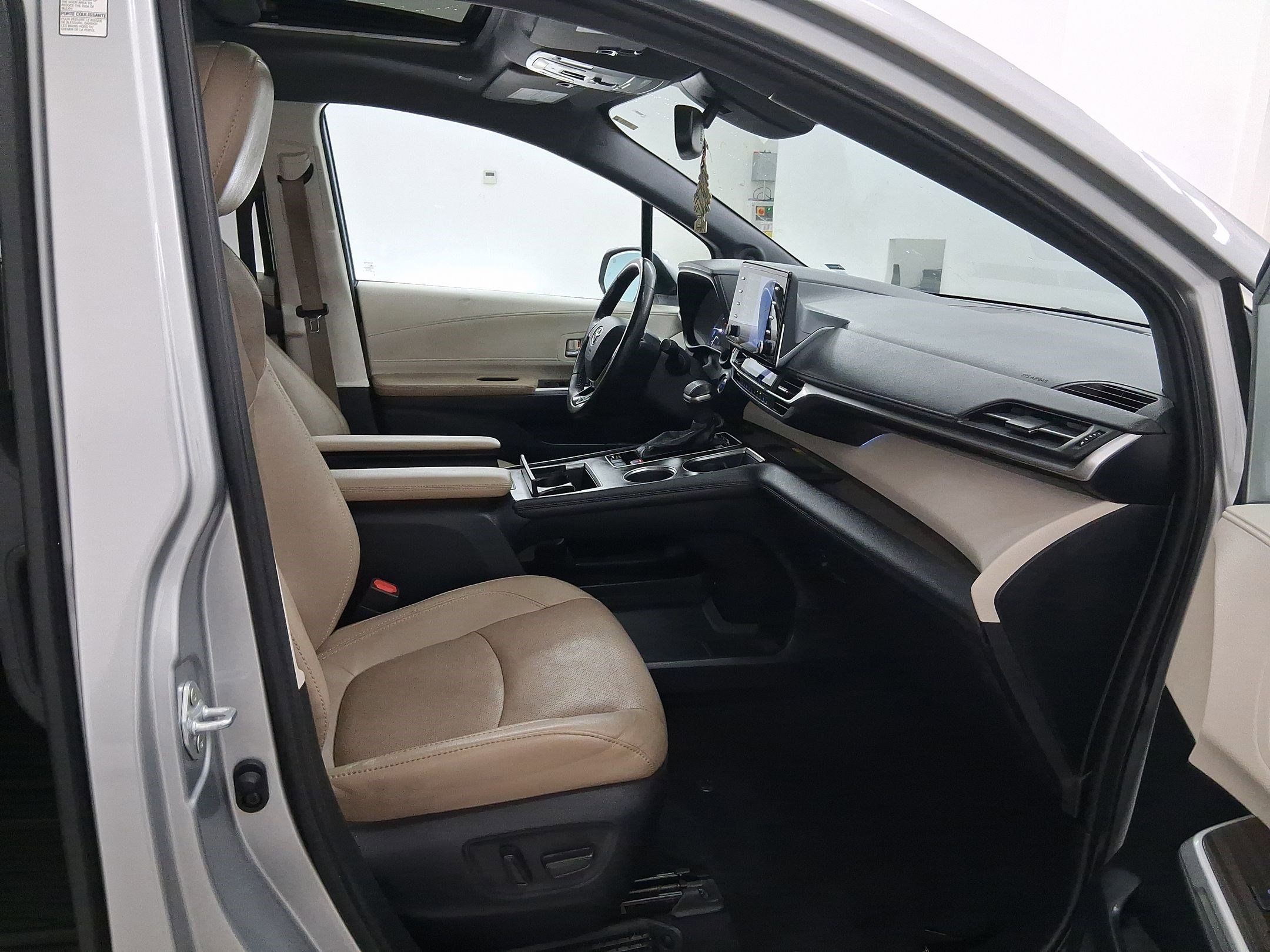 Used 2021 Toyota Sienna Limited image 34