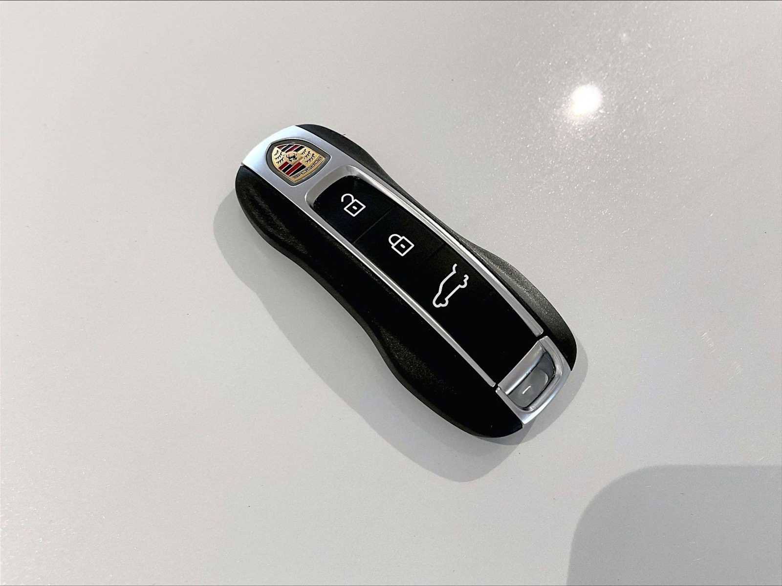 Used 2025 Porsche Cayenne image 36