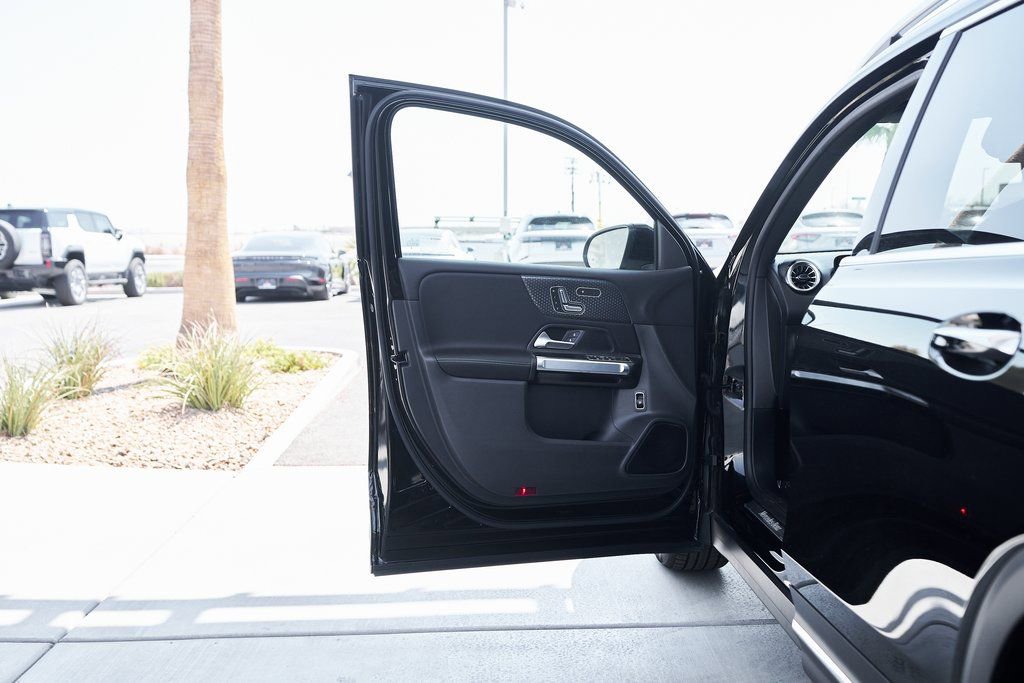 Used 2025 Mercedes-Benz GLB 250 4MATIC w/ Exclusive Package image 17