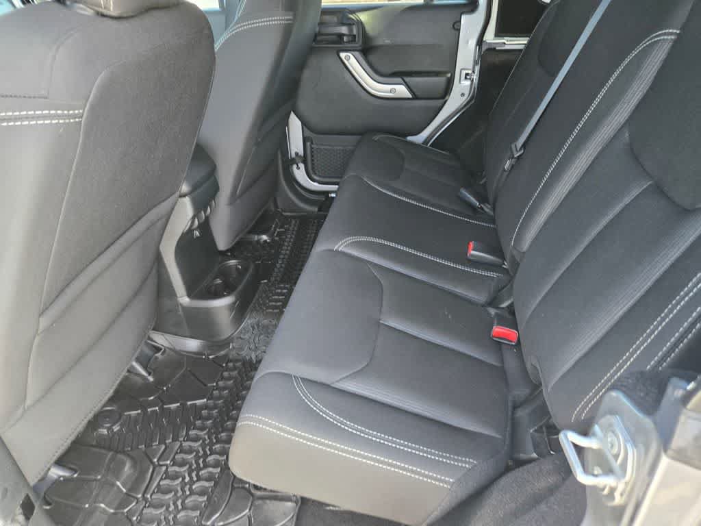 Used 2018 Jeep Wrangler Unlimited Sahara w/ Connectivity Group AWD/4WD image 12