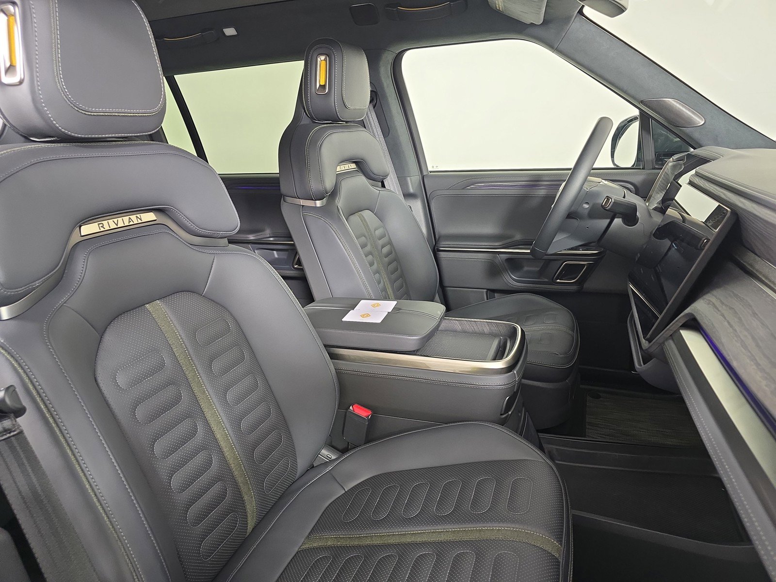 Used 2023 Rivian R1S Adventure image 24