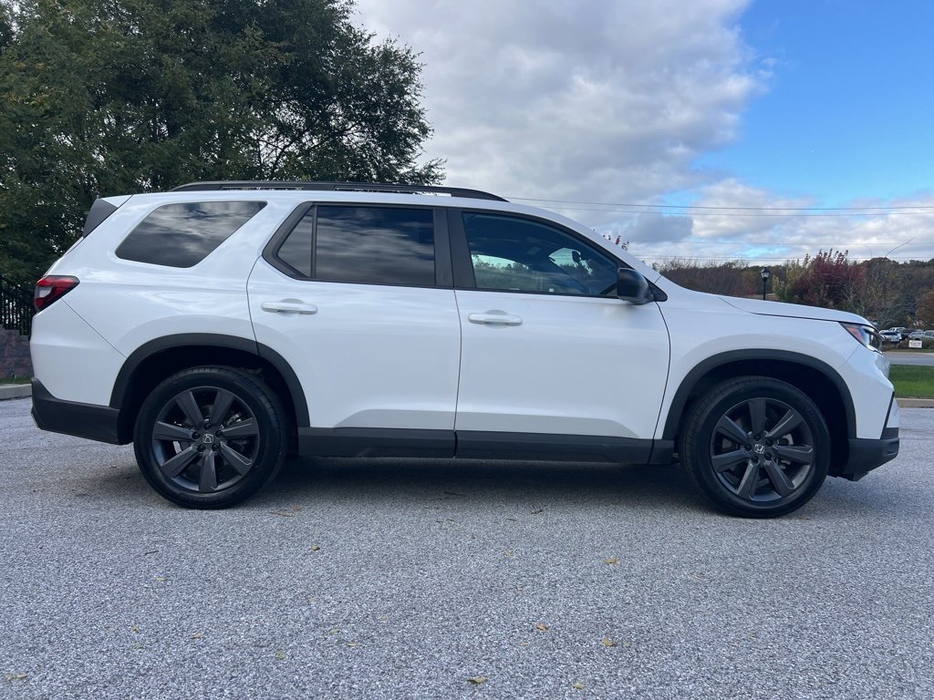 Used 2025 Honda Pilot Sport image 2