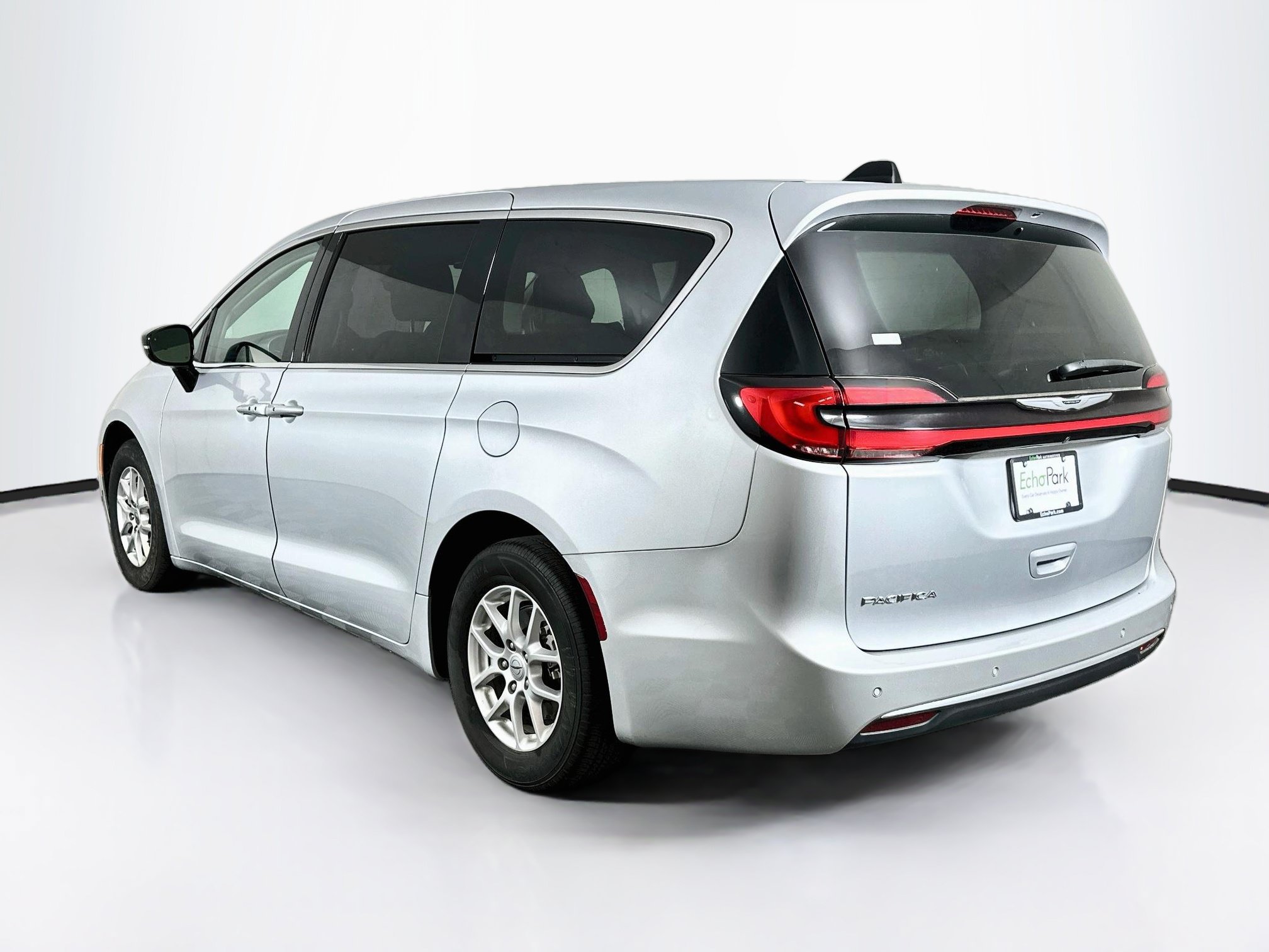Used 2024 Chrysler Pacifica Touring-L FWD image 5