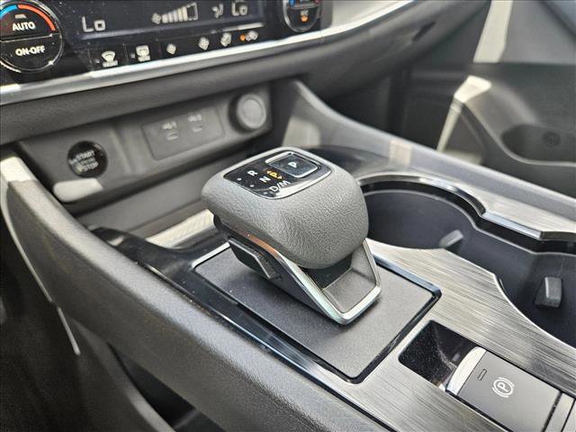 Used 2025 Nissan Rogue SV image 12