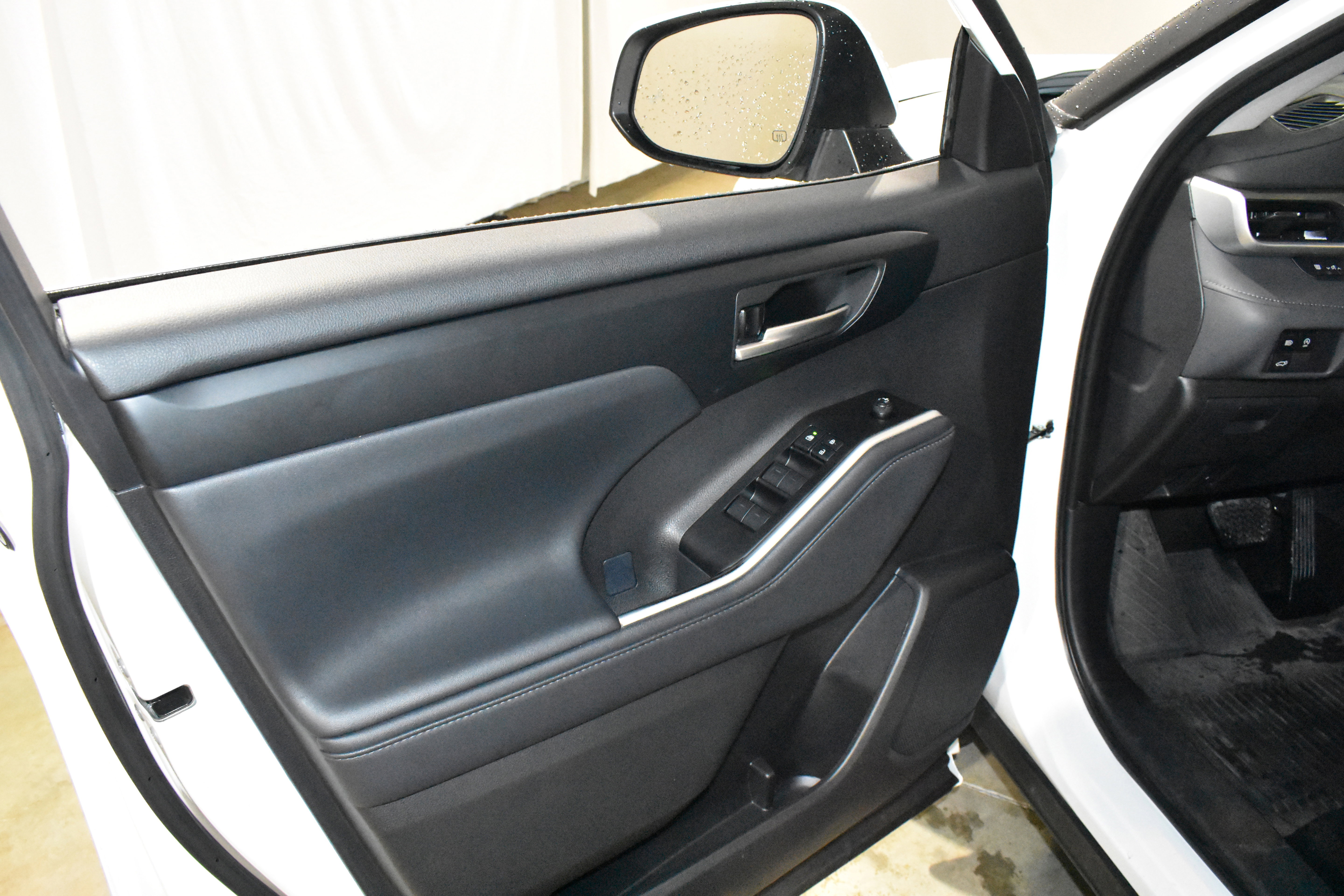Used 2025 Toyota Highlander XLE FWD image 22