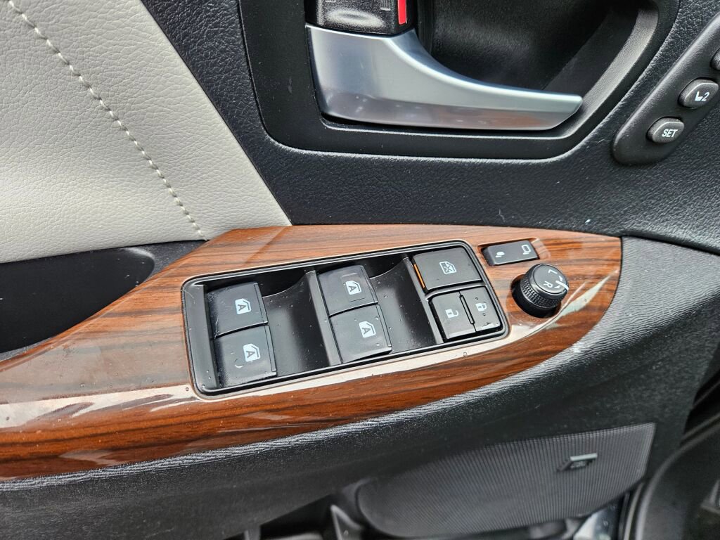 Used 2018 Toyota Sienna Limited image 20