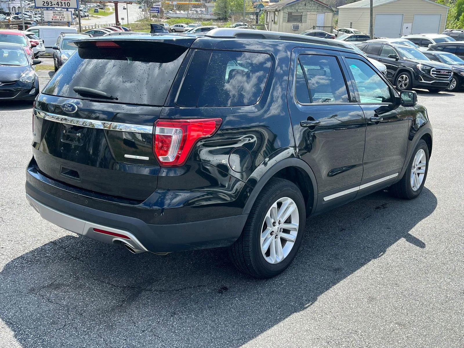 Used 2017 Ford Explorer XLT w/ Equipment Group 201A FWD image 7
