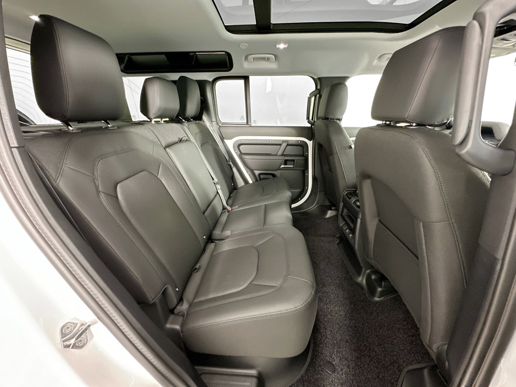 Used 2025 Land Rover Defender 110 S image 25