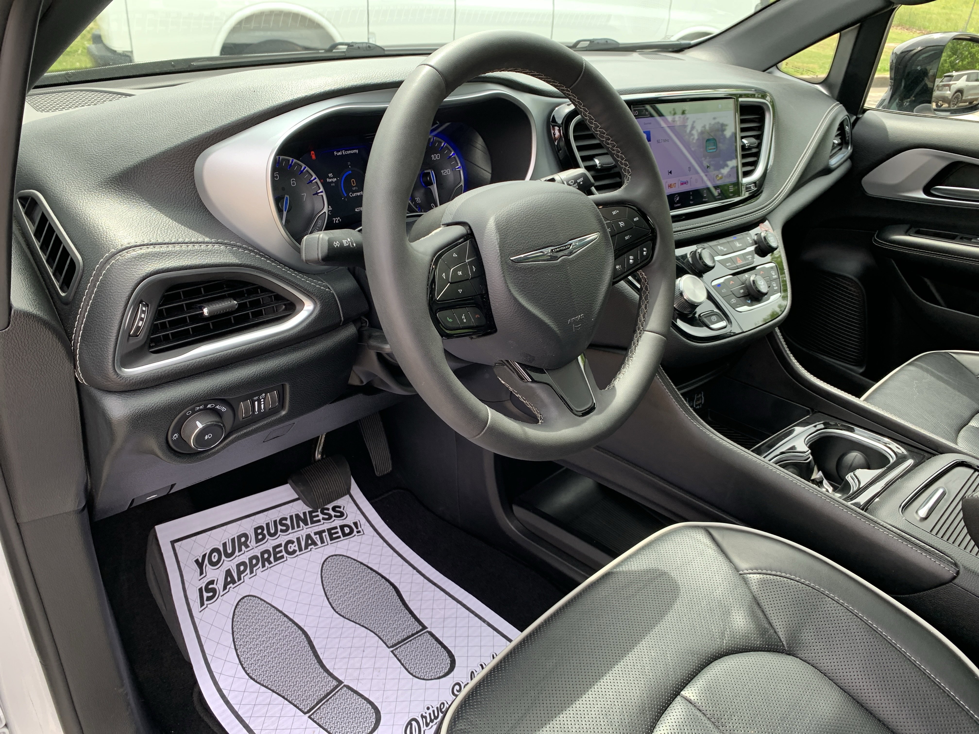 Used 2025 Chrysler Pacifica Limited FWD image 15