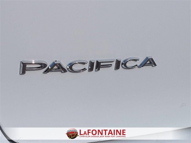 Used 2024 Chrysler Pacifica Touring-L image 10