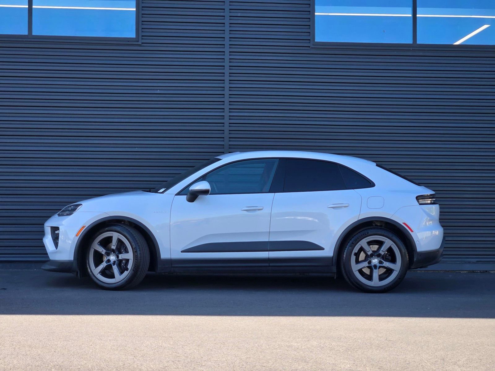 Certified 2025 Porsche Macan 4 Electric AWD/4WD image 2