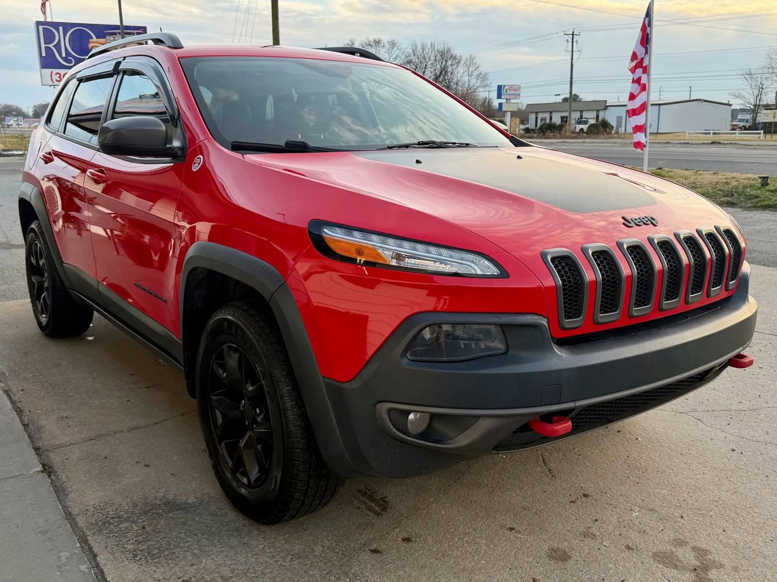 Used 2017 Jeep Cherokee Trailhawk image 3
