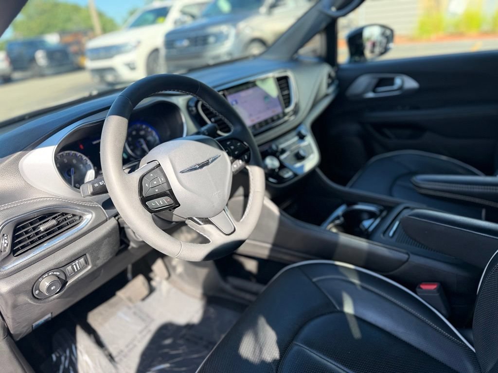 Used 2025 Chrysler Pacifica Limited FWD image 15