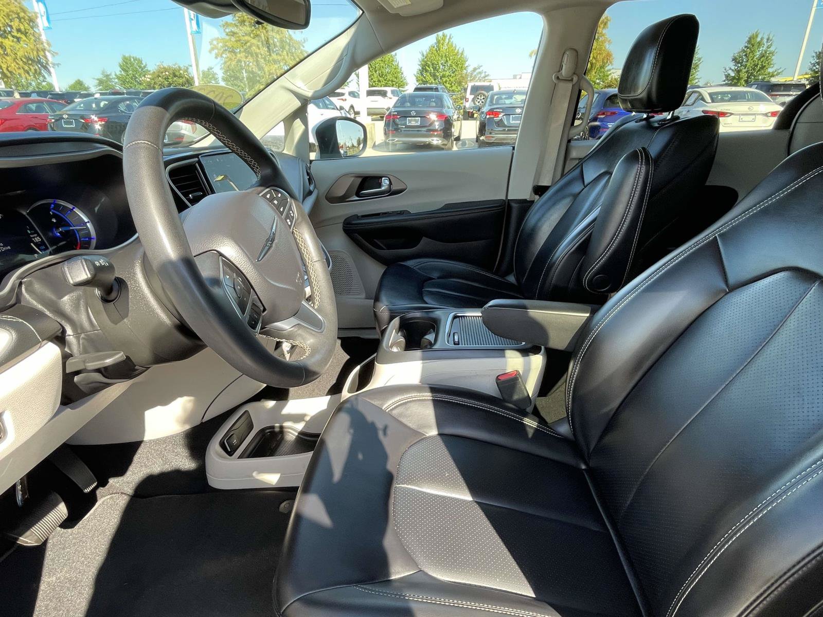 Used 2023 Chrysler Pacifica Touring-L FWD image 15