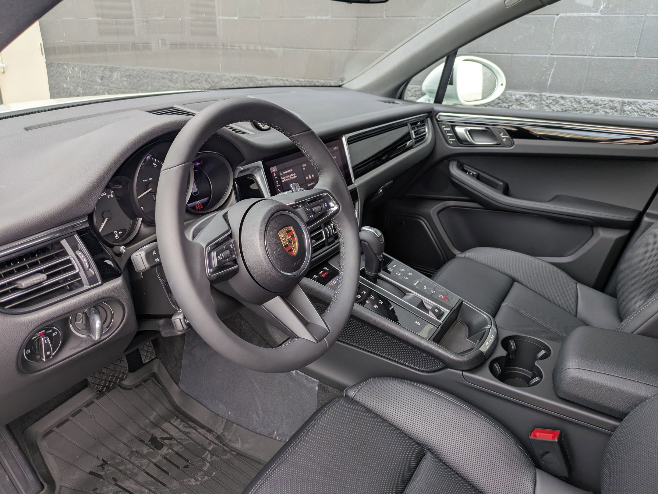 Certified 2025 Porsche Macan image 4