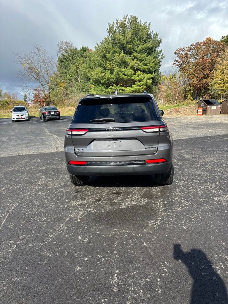 Used 2025 Jeep Grand Cherokee Limited w/ Black Appearance Package AWD/4WD image 6
