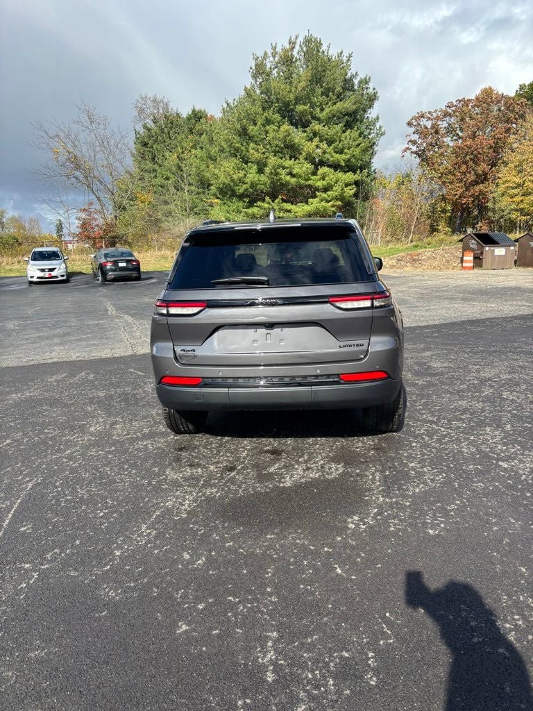 Used 2025 Jeep Grand Cherokee Limited w/ Black Appearance Package AWD/4WD image 6