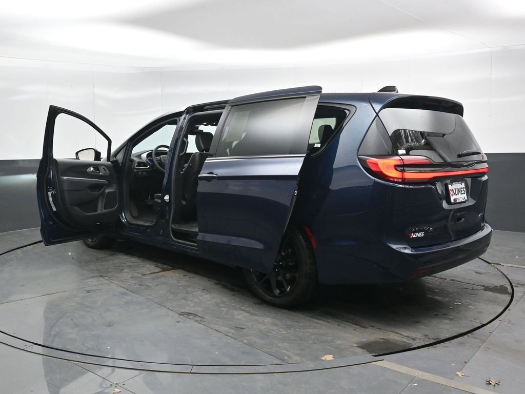 Used 2023 Chrysler Pacifica Limited w/ S Appearance Package FWD image 48