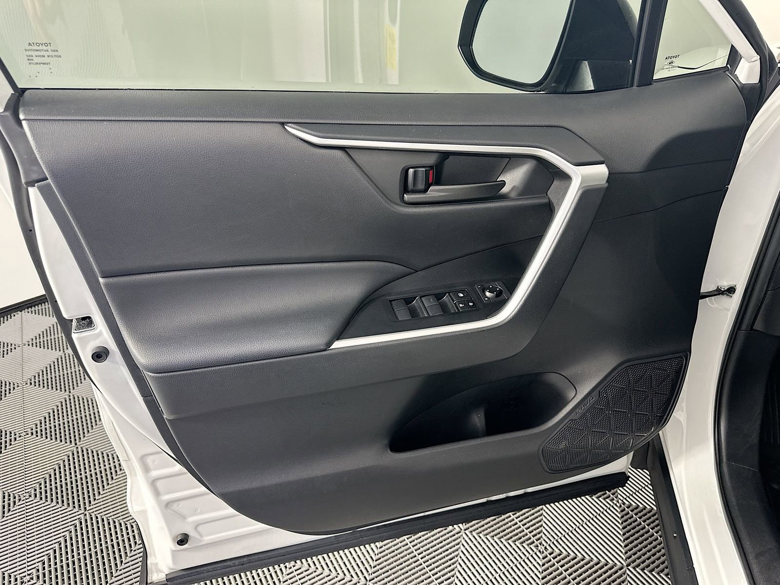 Used 2021 Toyota RAV4 LE AWD/4WD image 19