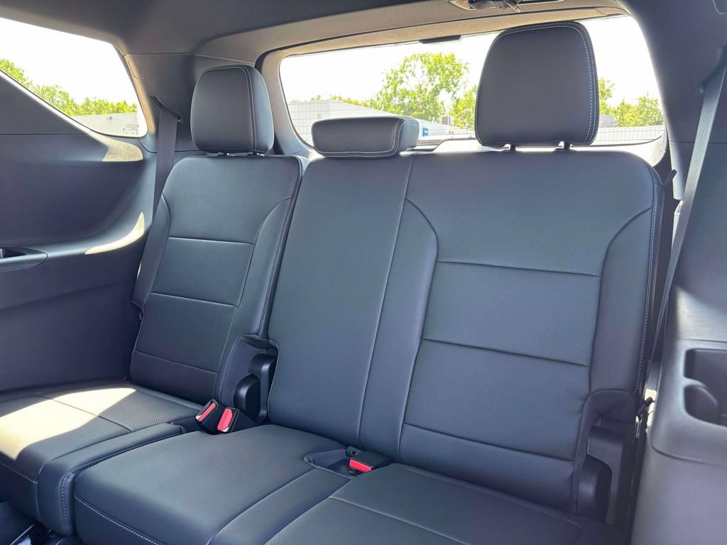 New 2027 Chevrolet Traverse LT w/ Midnight/Sport Edition FWD image 22