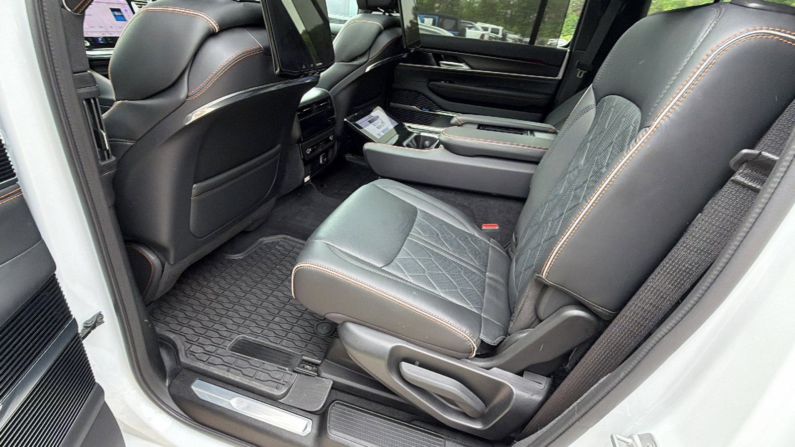 Used 2025 Jeep Grand Wagoneer Series III w/ Rear Seat Video Group 1 AWD/4WD image 26