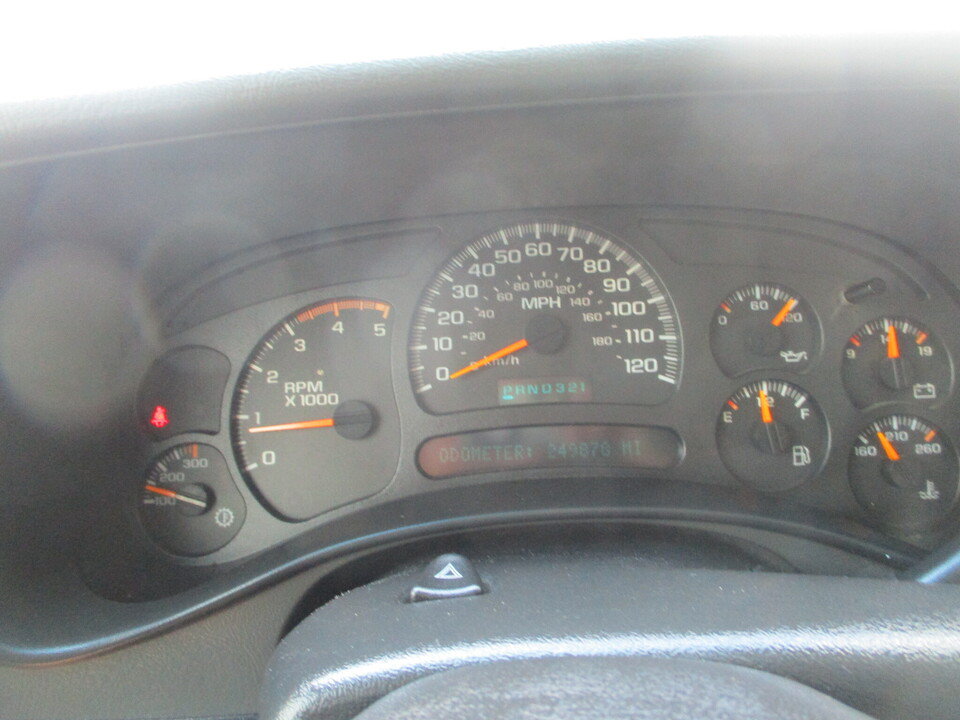 Used 2005 Chevrolet Silverado 2500 LS w/ Heavy-Duty Power Package AWD/4WD image 28
