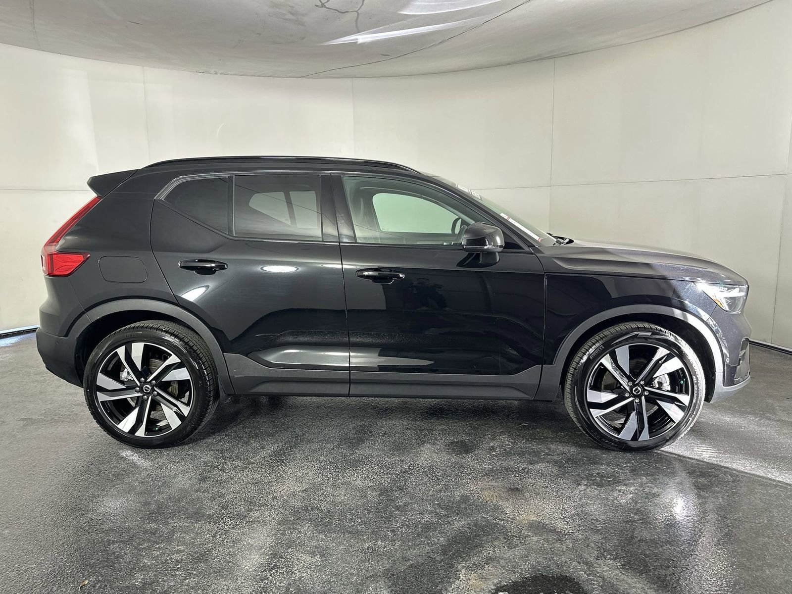 Used 2025 Volvo XC40 B5 Plus image 9
