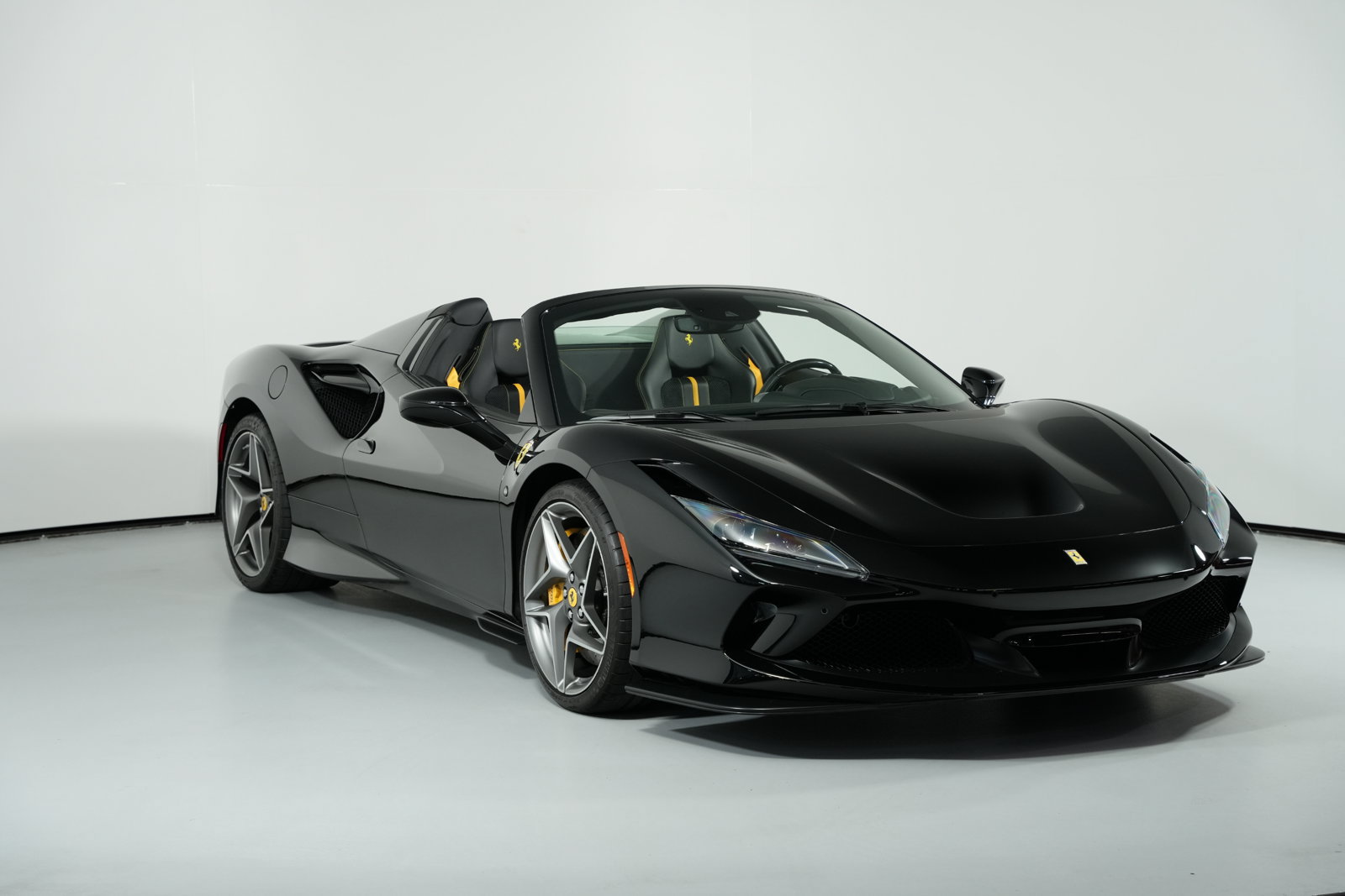 Used 2022 Ferrari F8 Spider RWD image 19