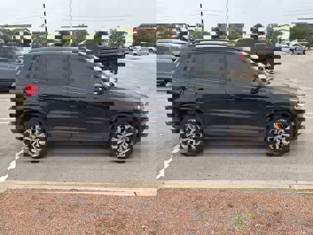 Used 2017 Volkswagen Tiguan S image 6