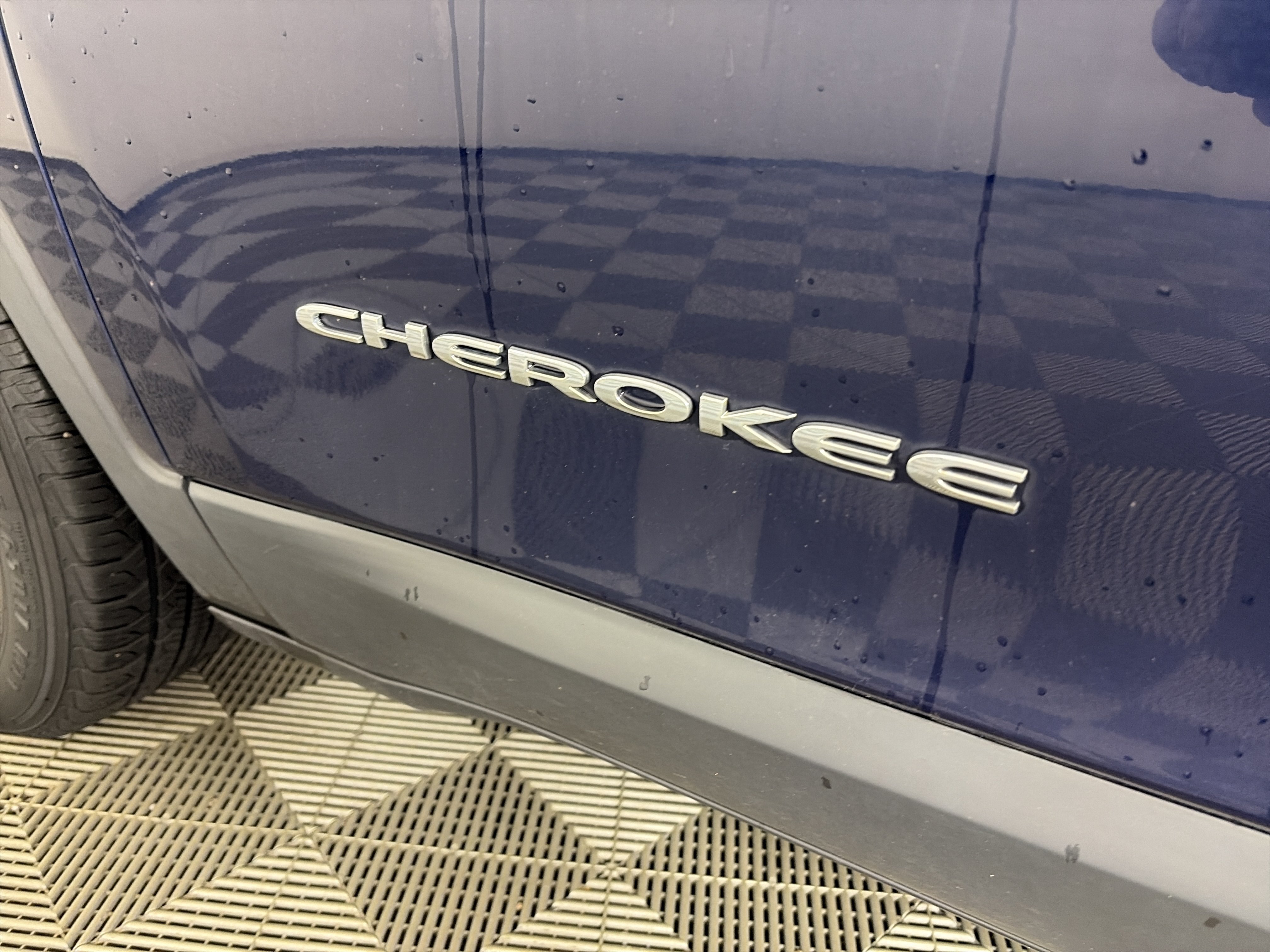 Used 2015 Jeep Cherokee Latitude w/ Cold Weather Group AWD/4WD image 18