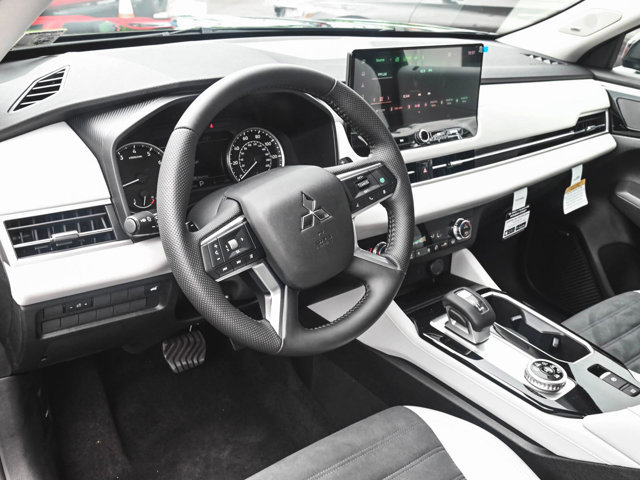 New 2025 Mitsubishi Outlander SE image 15