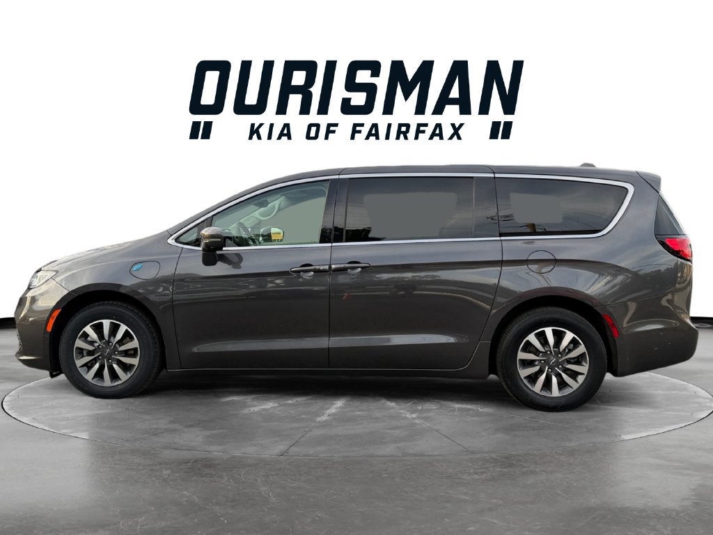 Used 2022 Chrysler Pacifica Touring-L w/ Uconnect Theater Family Group FWD image 3