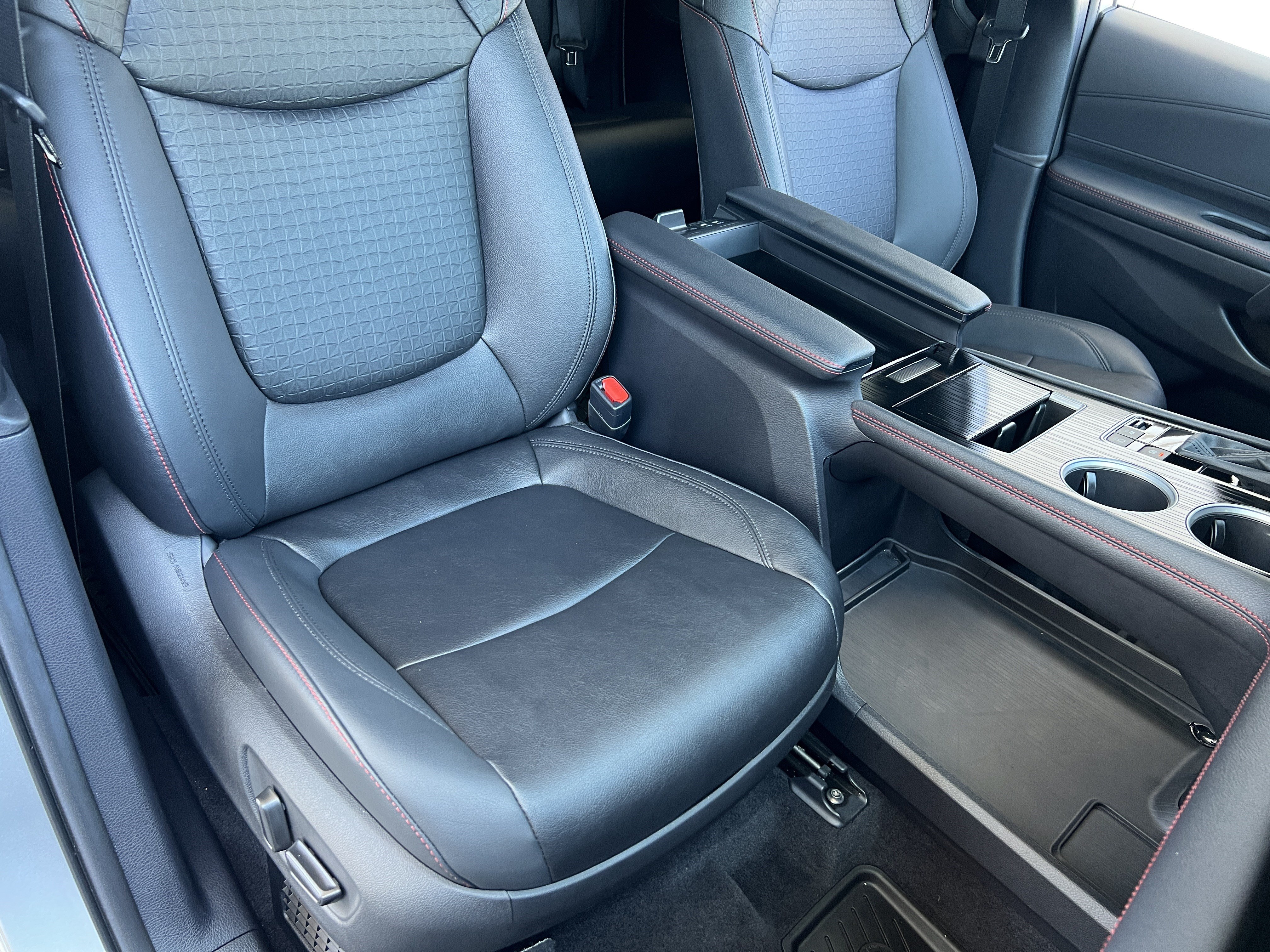 Used 2025 Toyota Sienna XSE AWD/4WD image 21