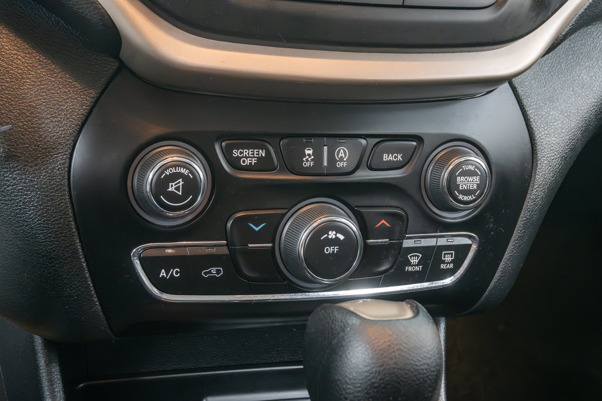 Used 2015 Jeep Cherokee Latitude w/ Cold Weather Group AWD/4WD image 21