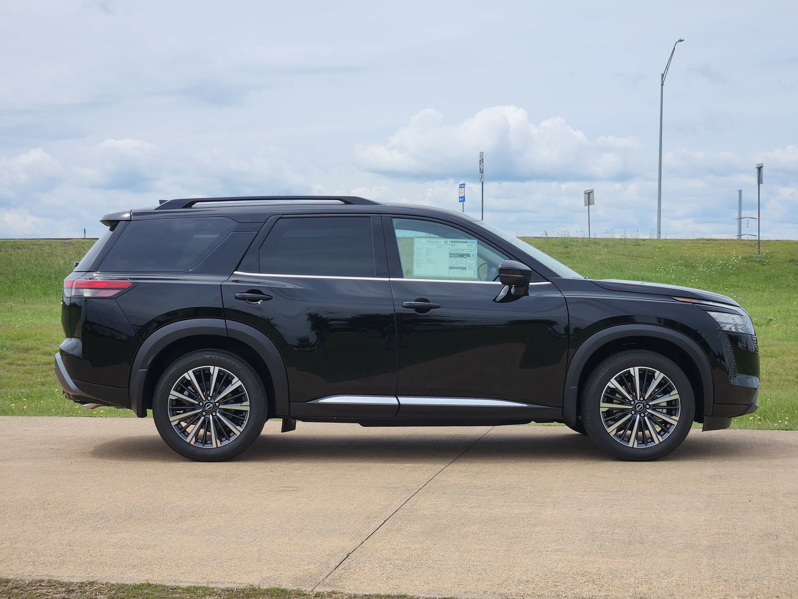 New 2026 Nissan Pathfinder Platinum FWD image 7