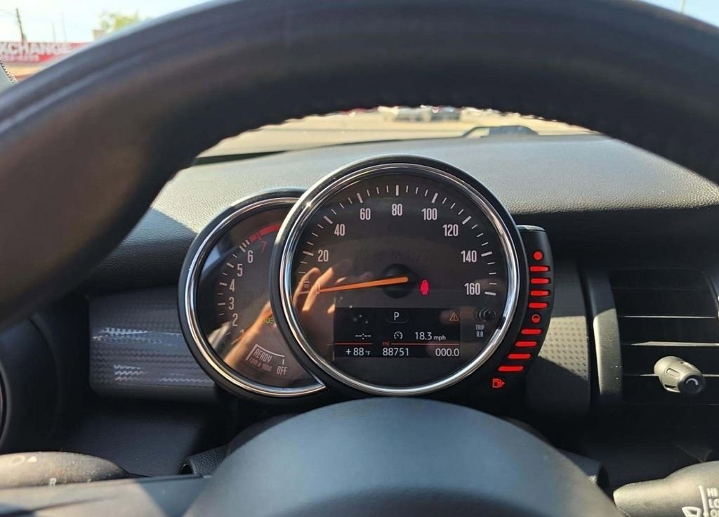 Used 2015 MINI Cooper 4-Door Hardtop image 6