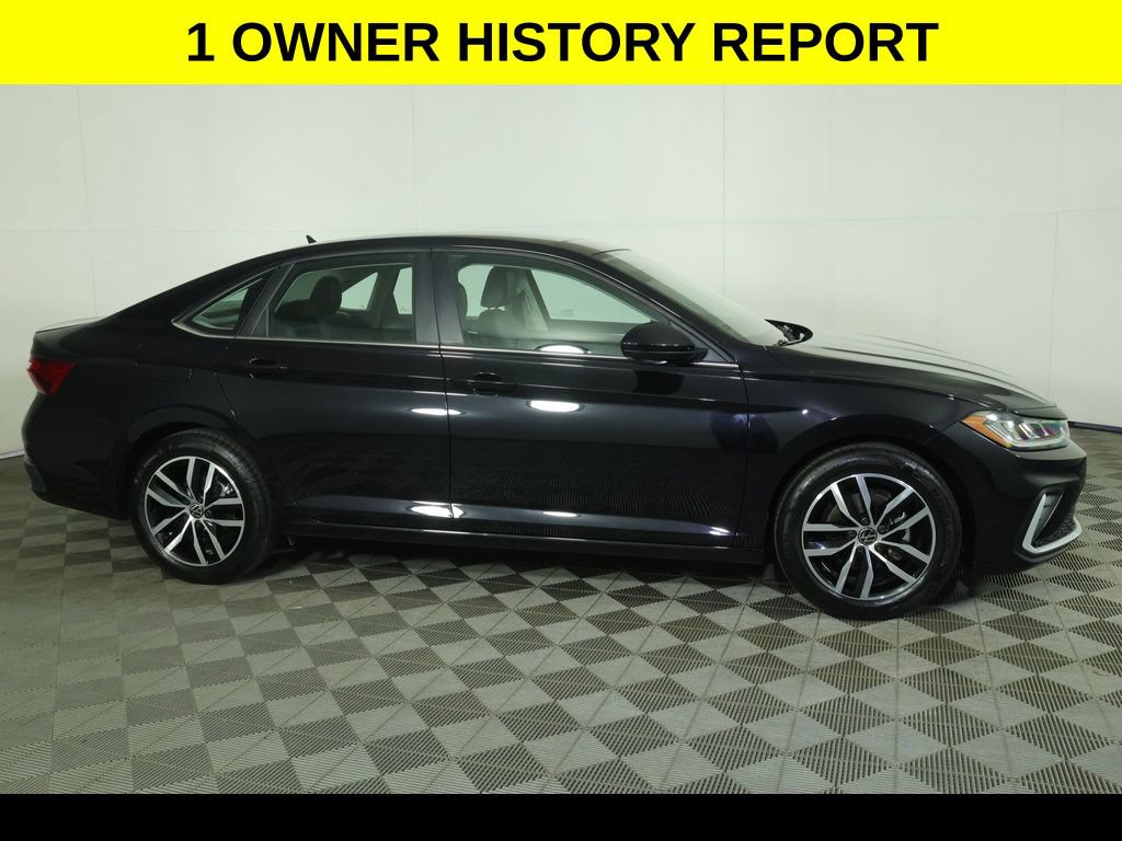 Used 2026 Volkswagen Jetta SE FWD image 2