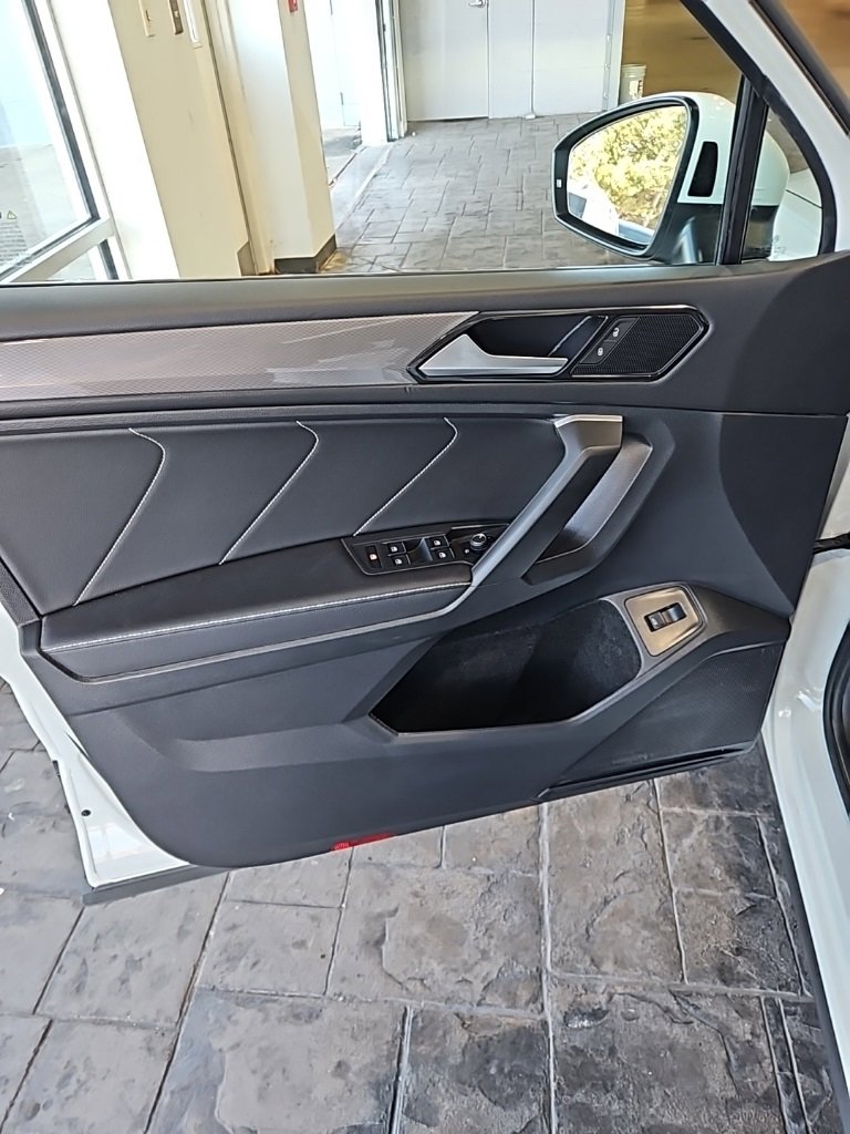 Used 2024 Volkswagen Tiguan SE w/ Panoramic Sunroof Package image 25