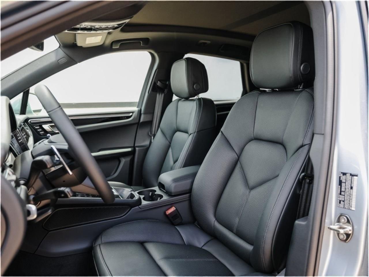 Certified 2025 Porsche Macan AWD/4WD image 5