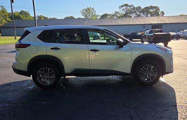 Used 2024 Nissan Rogue S AWD/4WD image 6