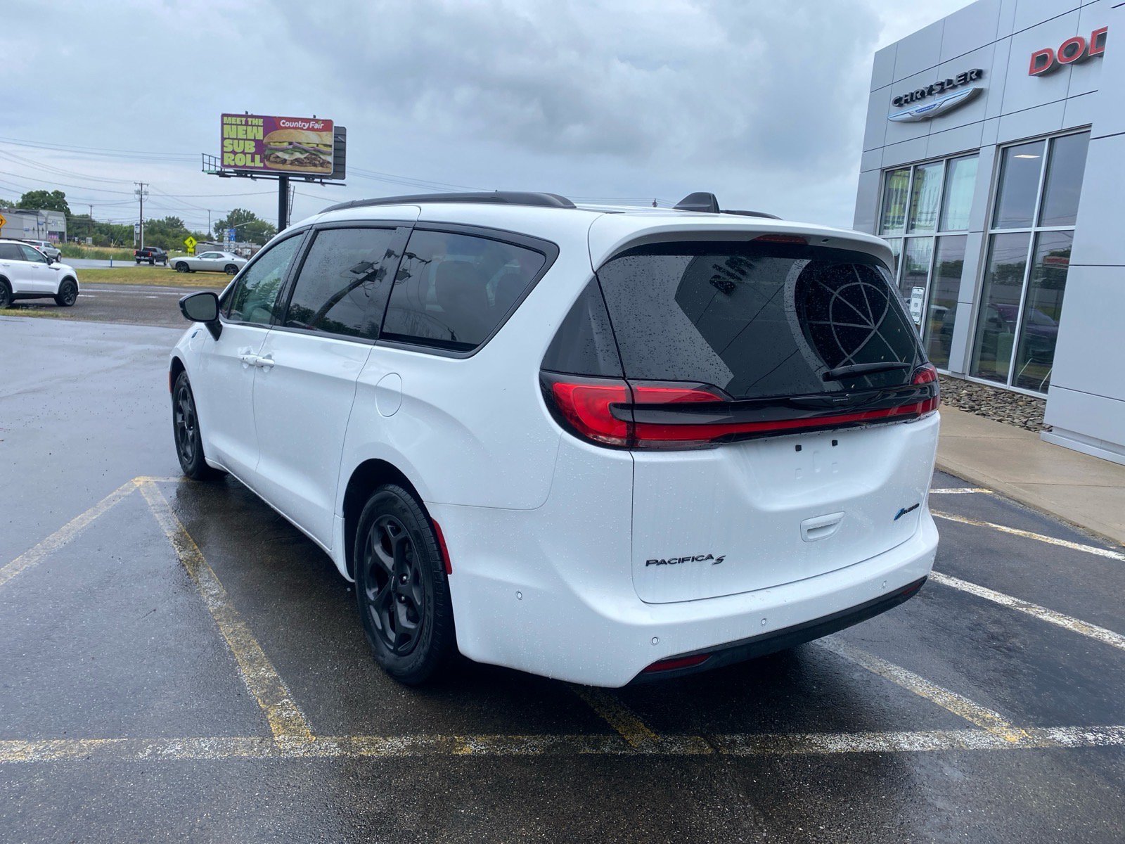 Used 2024 Chrysler Pacifica Premium FWD image 3