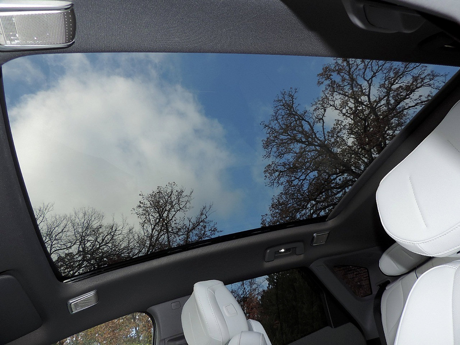 New 2026 Cadillac Optiq Luxury 2 image 14