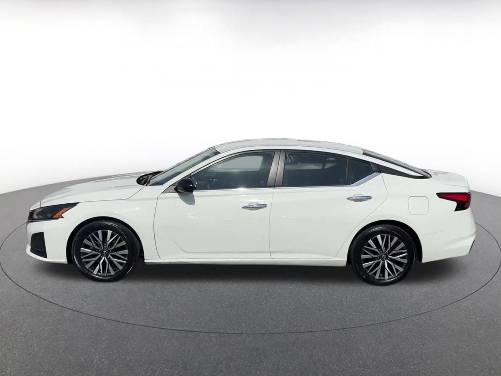 Used 2025 Nissan Altima 2.5 SV image 9