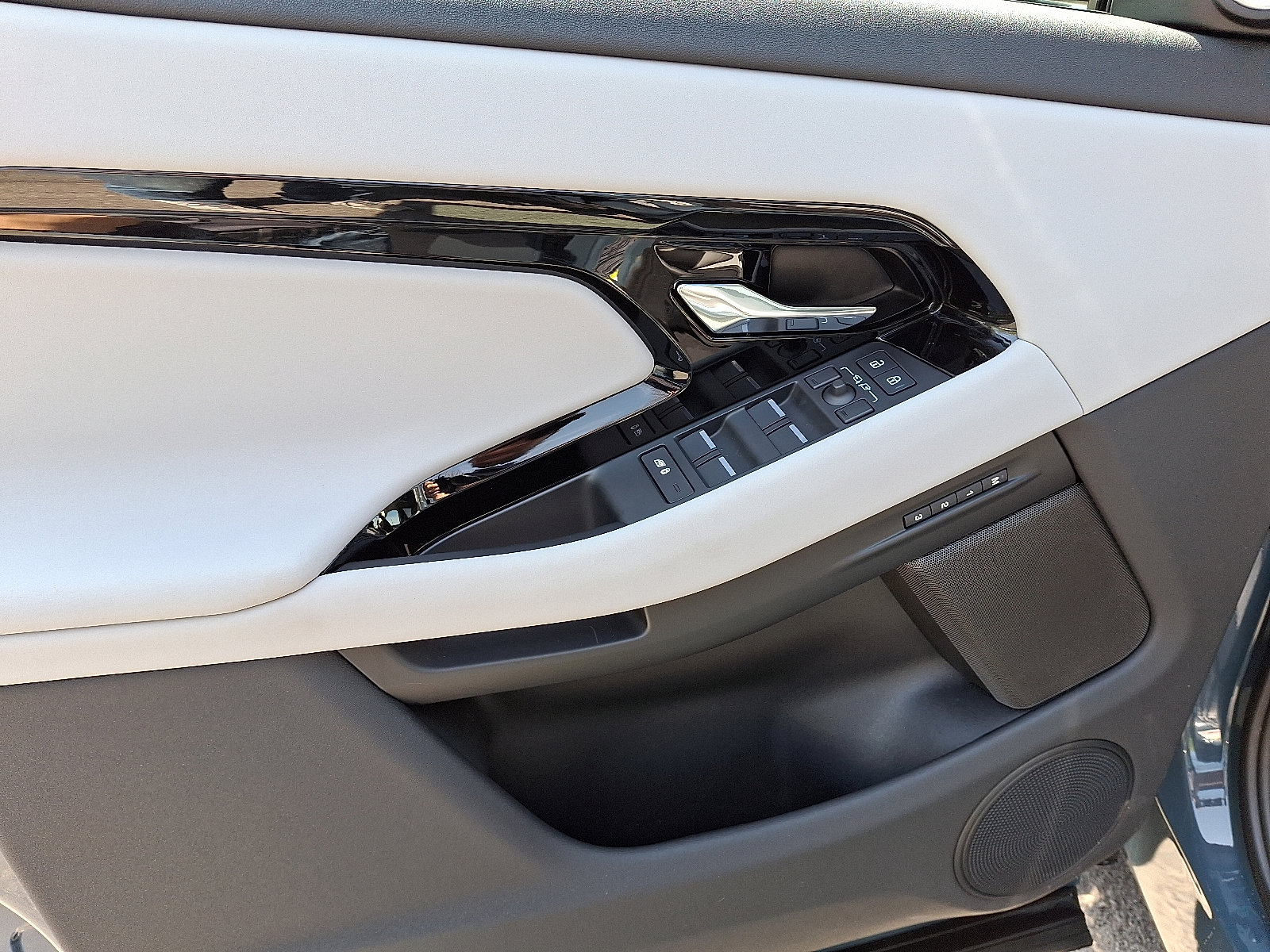 Certified 2025 Land Rover Range Rover Evoque Dynamic SE image 13